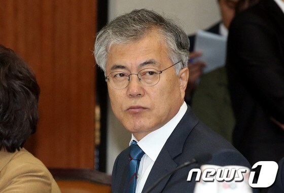 문재인 민주당 의원이 19일 오전 서울 여의도 국회 기획재정위원회 전체회의장에서 열린 이주열 한국은행 총재 후보자 인사청문회에서 이 후보자의 답변 모습을 바라보고 있다. 2014.3.19/뉴스1 © News1 이광호 기자