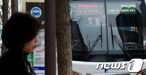 19일 오후 서울 강서구 가양역 버스정거장으로 BRT(Bus Rapid Trangit:간선급행버스체계) 7700번 버스가 들어오고 있다. 국토교통부 서승환 장관 주재로 열린 국가교통위원회에서 2020년까지 대도시권에 광역급행버스(BRT) 44개 노선을 착공하는 등 대중교통을 확대하기로 했다.이번 계획 변경안에 따르면 BRT 노선은 현재 운영 중인 청라∼강서, 하남∼천호 등 2개에서 44개로 대폭 확대된다. 2014.3.19/뉴스1 © News1   박정호 기자