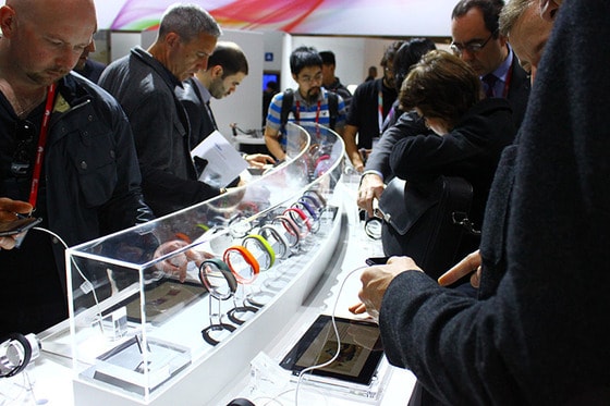 지난 달 23~27일(현지시간) 스페인 바르셀로나에서 열린 '모바일 월드 콩그레스(MWC) 2014' 전시회내 마련된 소니의 웨어러블 스마트밴드 부스에 많은 사람들이 제품을 살펴보고 있다. 허재경기자 © News1  