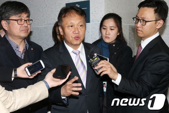 민주당과 새정치연합이 제3지대 신당창당에 전격 합의한 2일 민주당 민병두 의원과 최원식 전략기획위원장이 국회 의원회관에서 열린 신당 창당 관련 정무기획단 회의에 참석하며 취재진의 질문에 답하고 있다. 2014.3.2/뉴스1 © News1 오대일 기자