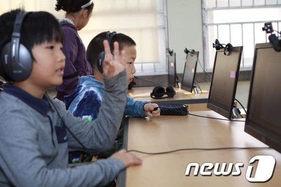 충북 보은 세중초등학교는 3~6학년을 대상으로 1:1 원어민 화상영어교육을 실시한다고 21일 밝혔다.. 사진은 교육을 받고 있는 세중초 학생의 모습. 사진제굥=보은교육지원청 © News1
