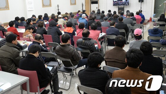 동양그룹 관련 5개 회사의 제2차 관계인집회가 열린 21일 오전 서울 서초구 서울중앙지법 제3별관 식당에서 법정 수용인원 초과로 입장하지 못한 동양 피해자들이 모니터로 관계인집회를 방청하고 있다. © News1 손형주 기자