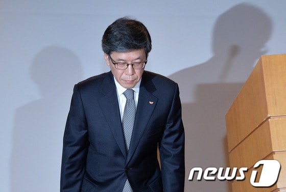 하성민 SK 텔레콤 사장이 21일 오후 서울 을지로 SK T타워에서 SK 텔레콤 서비스 장애 피해보상 관련 기자회견을 열고 서비스 장애 고객에게 고개숙여 사과하고 있다.© News1