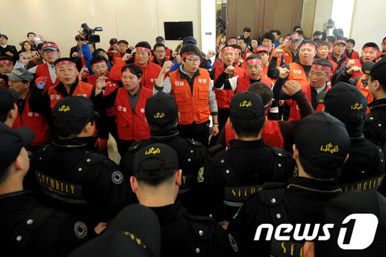 폐광지역 개발지원에 관한 특별법 재정립 및 강원랜드 바로세우기 투쟁위원회(이하 투쟁위)가 21일 오후 강원도 정선군 강원랜드 컨벤션홀 입구에서 강원랜드 이사회를 저지하기 위해 구호를 외치고 있다.. 2014.3.21/뉴스1 © News1 윤창완 기자