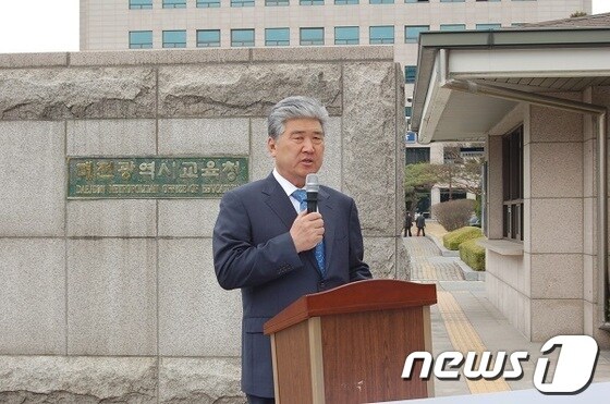 25일 기자회견을 갖고 있는 한숭동 대전시교육감 예비후보.© News1  