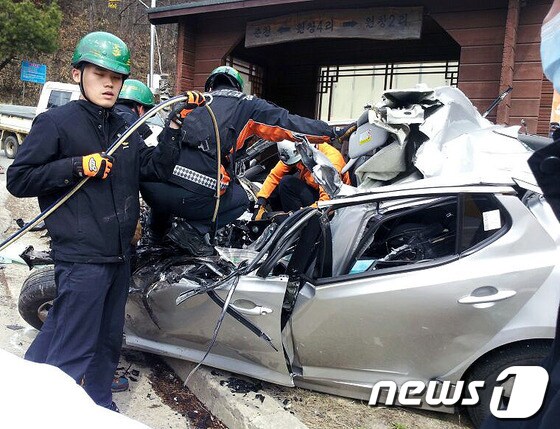 25일 낮 12시 56분께 강원 춘천시 동산면 원창고개 정상 도로에서 K5 승용차(운전자 한모씨·41·경기 화성시)가 마주오던 레미콘 트럭(운전자 조모씨·60)과 충돌해 승용차 운전자 한씨가 숨졌다. 사진은 소방대원들이 운전자 한씨를 구조하는 모습.(춘천소방서 제공) 2014.3.25/뉴스1 © News1 이예지 기자