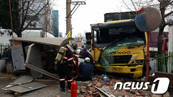 25일 오전 11시 30분께 경기 안산시 단원구 신길동 코리아 써키트 2공장 사거리에서 8t화물차가 1t 탑차를 추돌한 뒤 미끄러지면 인근 공장 도시가스 배관시설 일부가 파손됐다. © News1  