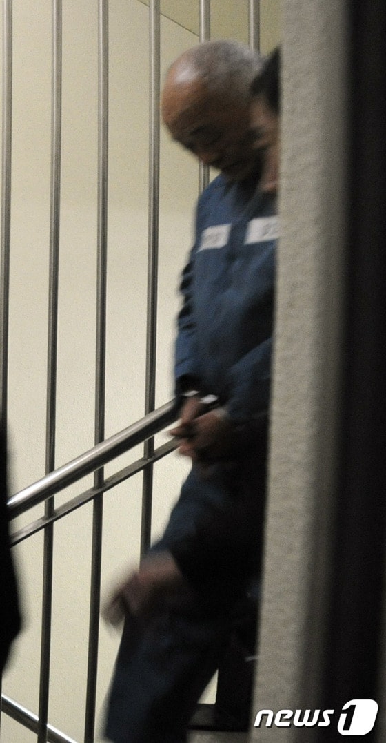 일당 5억원 '황제 노역'이 중단된 허재호 전 대주그룹 회장이 26일 오후 광주지방검찰청에 소환돼 조사를 받고 교도소로 향하고 있다.2014.3.26/뉴스1 © News1 김태성 기자