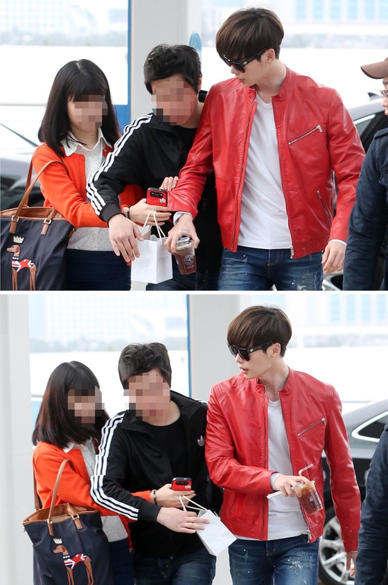 배우 이종석이 홍콩에서 열리는 휴고보스 플래그십 스토어 오픈 행사에 한국 대표로 참석 차 27일 오전 인천국제공항을 통해 출국하던 중 한 팬이 선물을 주려고 옷을 잡아당기자 당황하고 있다.   © News1   