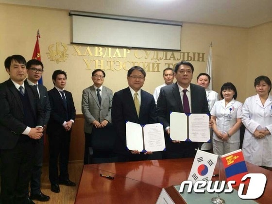 선병원 선승훈 의료원장&#40;왼쪽&#41;과 몽골 국립암센터 투무르 바아타르&#40;Tumur Baatar&#41; 원장이 양해각서&#40;MOU&#41;를 체결했다. © News1 