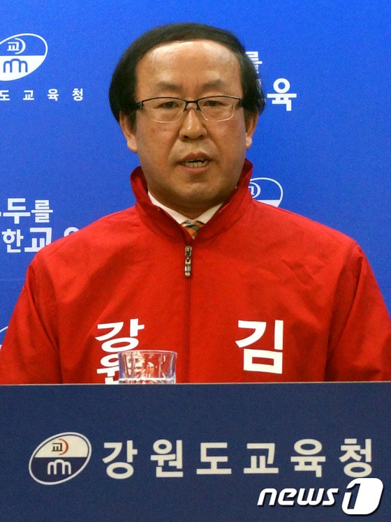 김선배 강원도교육감 예비후보는 27일 강원도교육청 브리핑룸에서 기자회견을 열고 교육 경청 투어에서 수렴한 내용을 바탕으로 준비한 8대 교육정책을 발표했다. 2014.3.27/뉴스1 © News1 이예지 기자