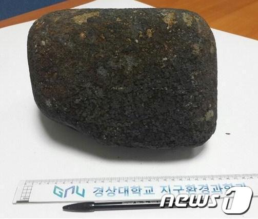   경남 진주에서 네 번째로 발견된 운석 추정 암석.© News1 