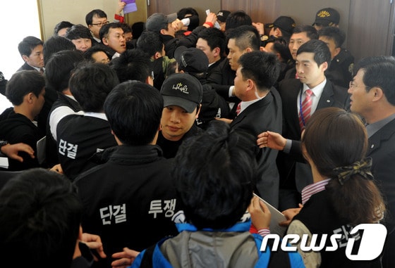 28일 강원랜드 노동조합 조합원들이 강원랜드 컨벤션홀에서 이사회 출입을 요구하며 출입을 막는 요원들과 몸싸움을 하고 있다.  2014.3.28/뉴스1 © News1   하중천 