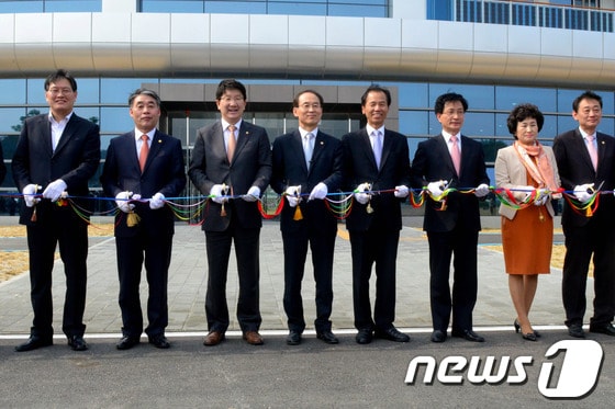 강릉시가 28일 저탄소 녹색시범도시 사업의 일환으로 건립한 에너지제로 건축물 녹색도시체험센터의 준공식을 열었다.이날 준공식에는 윤성규 환경부장관(왼쪽 4번째)과 권성동 국회의원(왼쪽 3번째)을 비롯한 관계자들이 참가했다. 2014.3.28/뉴스1 © News1 서근영 기자