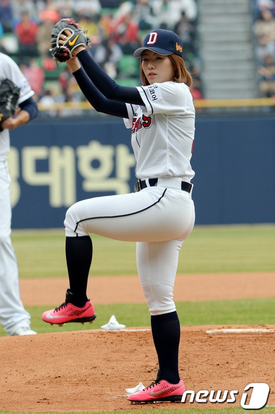 '빙속여제' 이상화가 29일 오후 서울 잠실야구장에서 열린 2014 한국야쿠르트 세븐 프로야구 두산 베어스와 LG 트윈스의 개막전에서 시구하고 있다.© News1   