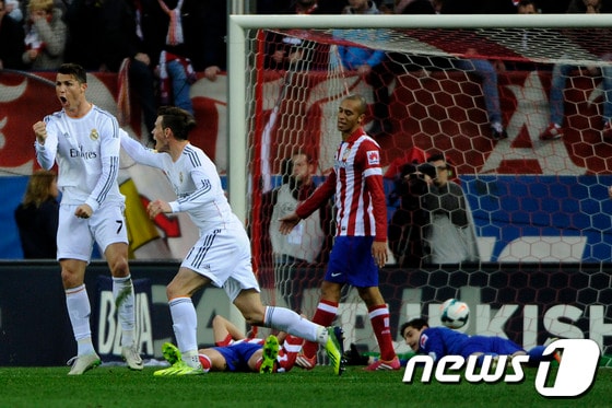 레알 마드리드 크리스티아누 호날두(왼쪽)가 3일(한국시간) 마드리드 비센테 칼데론에서 열린 2013-2014 프리메라리가 26라운드에서 동점골을 터트린 뒤 환호하고 있다.© AFP=News1  