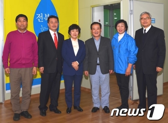강봉균 새정치민주연합 전북도지사 예비후보가 29일 같은 당의 조배숙 도지사 예비후보를 만나 사진촬영을 하고 있다.(강봉균 예비후보 선거사무소 제공)2014.3.29/뉴스1 © News1 김춘상 기자