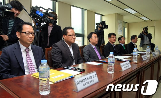 광주지검은 31일 거액의 벌금미납과 세금체납 후 일당 5억원의 '황제노역'으로 논란이 된 허재호 전 대주그룹 회장 문제를 두고 2차 유관기관 합동회의를 열었다. 이날 회의에는 검찰, 광주지방국세청, 광주지방본부세관, 광주시 관계자들이 참석해 허 전 회장의 벌금 및 세금징수 현황, 은닉재산 파악여부 와 그동안의 검찰수사 결과 등을 공유했다. 앞서 지난달 26일 첫 회의가 진행된 바 있다.2014.3.31/뉴스1 © News1 송대웅 기자