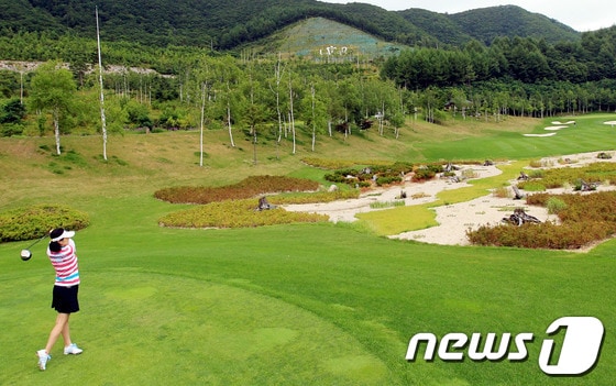 31일 하이원CC에서 한 여성이 라운딩을 하고 있다. (하이원 제공) 2014.3.31/뉴스1 © News1 하중천