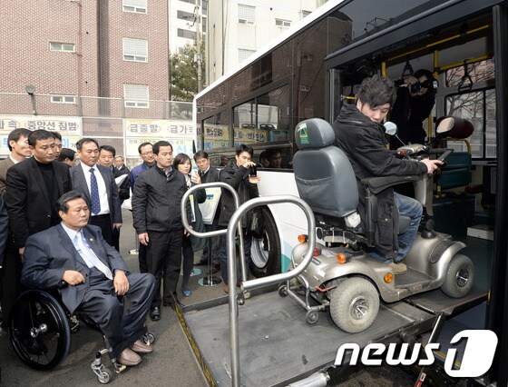 지난3월 4일 서울 강북구 우이동 동아운수에서 교통장애인협회, 특수장애인협회 등 장애인 단체 대표들이 중저상버스에 시승해보고 있다./뉴스1 © News1 안은나 기자