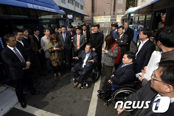 지난 3월 4일 서울 강북구 우이동 동아운수에서 교통장애인협회, 특수장애인협회 등 장애인 단체 대표들과 서울시, 국토교통부 관계자들이 중저상버스 도입과 문제점에 대해 대화를 나누고 있다./뉴스1 © News1 안은나 기자