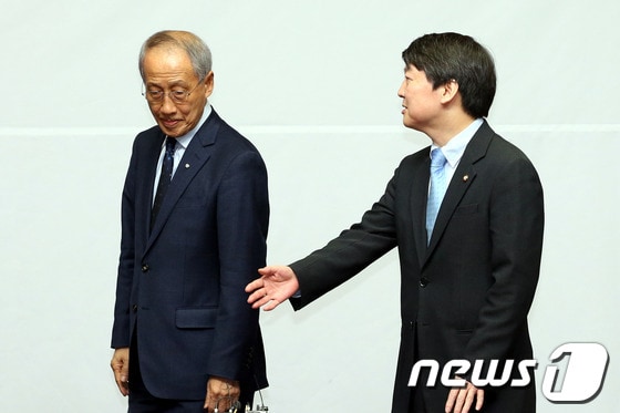 안철수 새정치연합 중앙운영위원장과 윤여준 의장이 지난 5일 오전 서울 여의도 국회에서 열린 민주당-새정치연합 지도부 첫 연석회의에 참석하고 있다. 2014.3.5/뉴스1 © News1   이광호 기자