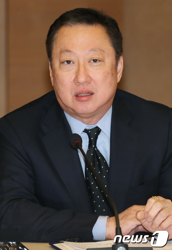 박용만  회장이 12일 가족들과 친치들만 초청한 가운데 둘째 아들의 결혼식을 치렀다./뉴스1 © News1   