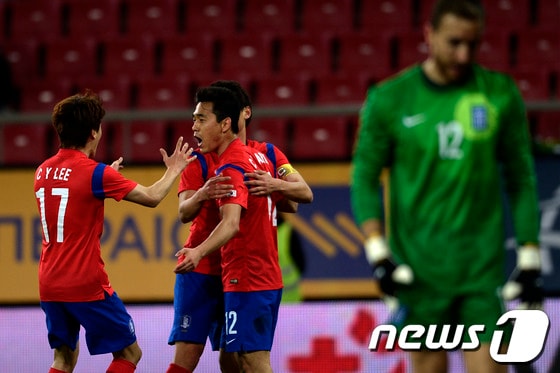 6일(한국시간) 새벽 벌어진 한국과 그리스의 축구대표팀 평가전에서 전반 18분 선제골을 뽑은 박주영이 동료들과 함께 기뻐하고 있다.© AFP=News1