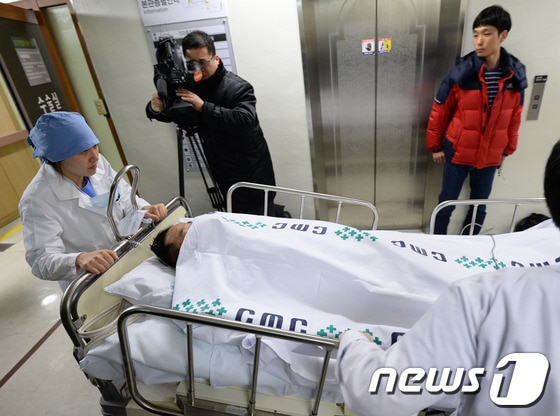 '서울시 공무원 간첩사건' 증거 조작 의혹과 관련한 검찰 조사 후 자살을 시도한 국정원 협력자 조선족 김모(61)씨가 6일 오후 서울 여의도 성모병원에서 수술을 마친 뒤 중환자실로 이동하고 있다. 자살을 기도한 김 씨는 중국 당국과 국가정보원 사이에서 다리 역할을 한 것으로 알려졌다. 2014.3.6/뉴스1 © News1 박지혜 기자