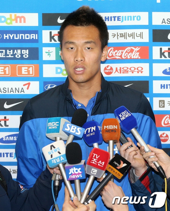 그리스와의 평가전에서 기분 좋은 승리를 거두며 100일 앞으로 다가온 브라질월드컵 청신호를 밝힌 축구대표팀의 김신욱 선수가 7일 오전 인천국제공항에서 가진 입국 기자회견에서 소감을 밝히고 있다.  2014.3.7/뉴스1 © News1   오대일 기자