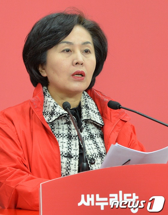 경기지사 출마를 선언한 김영선 의원이 9일 오후 서울 여의도 새누리당 중앙당사에서 기자회견을 갖고 있다.김영선 의원은 남경필 의원의 경기지사 출마선언에 관해 