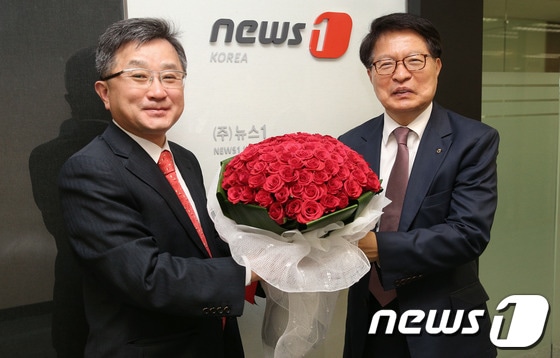 꽃 소비 촉진 캠페인에 나선 농협중앙회 나승렬 상무(오른쪽 두번째)가 10일 서울 종로구 공평동 민영뉴스통신사 뉴스1을 방문해 뉴스1 이유식 대표이사에게 장미꽃 1000송이를 전달하고 있다. (왼쪽부터) 뉴스1 유승호 편집국장, 이 대표, 나 상무, 농협 산지활성화팀 서성덕 차장.© News1 오대일 기자