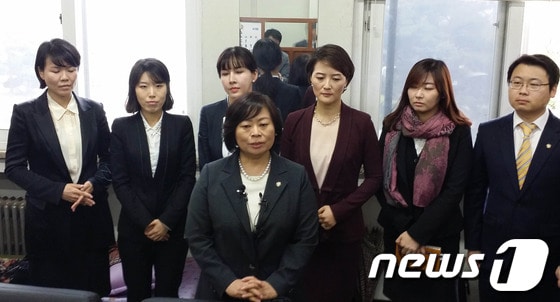 11일 대구지법에서 열린 칠곡 계모 아동학대치사 사건에 대해 큰 딸의 변호를 맡은 이명숙 변호사(앞)와 변호인들이 선고 직후 판결 소감을 밝히고 있다./김대벽 기자© News1