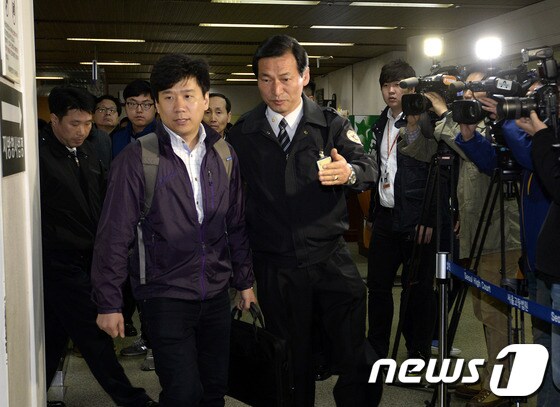 서울시 공무원 간첩사건의 피고인 유우성&#40;가운데&#41;씨가 11일 오전 서울 서초구 고등법원에서 열린 항소심 결심 공판에 출석하고 있다. © News1 안은나 기자