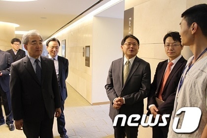 유진룡 장관&#40;왼쪽&#41;이 단체검진 참관 중 선승훈 선병원 의료원장&#40;가운데&#41;과 중국인 수검자와 검진에 대한 대화를 나누고 있다.© News1 