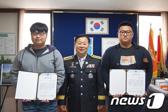 원주소방서는 16일 화재현장을 목격하고 직접 진화에 나선 상지영서대학교 김향교(20·왼쪽)학생과 김재욱(22·오른쪽) 학생에게 유공자 표창을 수여했다.(사진제공=원주소방서).2014.4.16/뉴스1 © News1 권혜민 기자