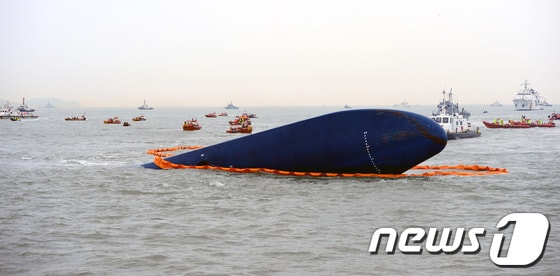 전남 진도군 관매도 인근 해상에서 인천을 출발해 제주로 향하던 6825t급 여객선 세월호 침몰 사고 이틀째인 17일 오전 사고해역에서 해군과 해양경찰, 민간구조대 등이 구조작업을 진행하고 있다. © News1 박정호 기자