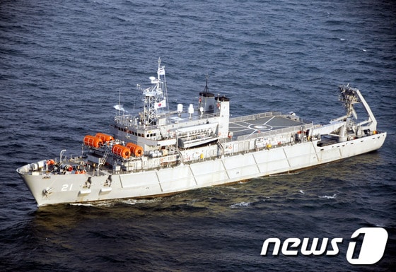 해군의 잠수함구조함인 청해진함.(서해해경 제공) /뉴스1 ⓒ News1 윤용민 기자