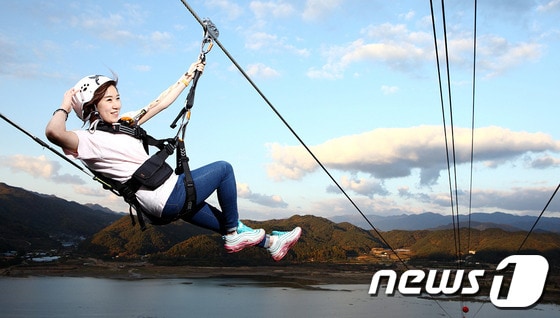 지난해 12월 파로호 인공습지 내 한반도섬에 준공된 ‘짚라인 양구’는 4개월간 시범 운영을 성공리에 마치고 이달 정식 운영된다. &#40;사진제공=양구군&#41; 2014.4.18/뉴스1 © News1  