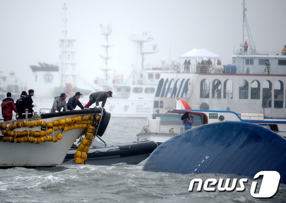 전남 진도군 관매도 인근 해상에서 침몰한 여객선 세월호 사고 사흘째인 18일 오전 사고해역에서 구조 작업이 펼쳐지고 있다. 2014.4.18/뉴스1 © News1   