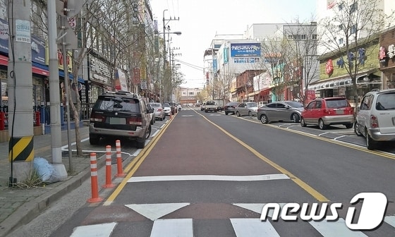 [자료] 울주군이 지난달 25일부터 이달 15일까지 울산 울주군 범서읍 구영리 GS슈퍼마켓 앞 2차선 도로에 보차도를 설치했다. 신흥 번화가인 이곳은 상습 교통체증 구간으로 지속적인 민원 발생지역이었다. (울산 울주군 제공) ⓒ News1 2014.04.18/뉴스1 ⓒ News1