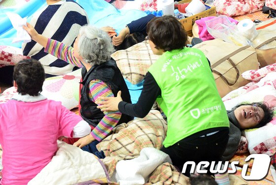 전남 진도에서 발생한 여객선 침몰사고 발생 사흘째인 18일 진도 실내체육관에서 실종자 가족들이 더딘 구조작업과 중앙재난대책안전본부의 잇단 정정 발표에 지쳐가고 있다. 2014.4.18/뉴스1 © News1   장수영 기자