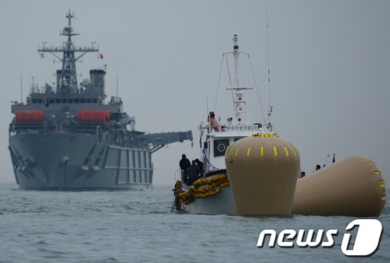 전남 진도군 관매도 인근 해상에서 침몰한 여객선 세월호 사고 사흘째인 18일 오후 사고해역에서 해경 및 해군이 탐색 및 구조 활동을 펼치고 있다. 2014.4.18/뉴스1 © News1   박정호 기자