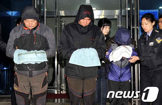 여객선 '세월호' 침몰사고에 대한 책임으로 사전구속영장이 청구된 선장 이준석(가운데)씨와 항해사 박모(25, 오른쪽)씨, 조타수 조모(55)씨가 19일 오전 1시께 전남 광주지법 목포지원에서 열린 구속전 피의자심문(영장실질심사)을 마치고 법정을 나서고 있다. 2014.4.19/뉴스1  © News1   김태성 기자