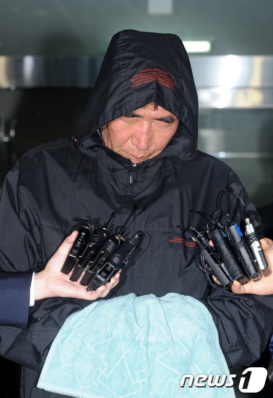 여객선 '세월호' 침몰사고에 대한 책임으로 사전구속영장이 청구된 선장 이준석 씨가 19일 오전 1시께 전남 광주지법 목포지원에서 열린 구속전 피의자심문(영장실질심사)을 마치고 법정을 나서고 있다. 2014.4.19/뉴스1 © News1 김태성 기자