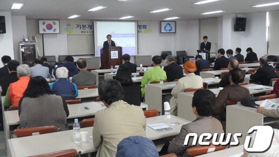 수원시는 1일 새마을금고 고색동 지점에서 고색동 주민들을 대상으로 수인선 상부공간 조성 기본계획용역결과를 설명했다./사진제공=수원시청 © News1  