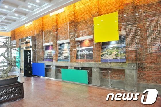 최근 리모델링을 통해 재탄생한 '광주 랜드마크' 조선대 본관 중앙현관 내부 모습./사진제공=조선대© News1 