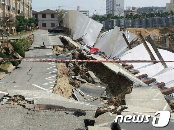 2일 오후 1시57분께 전남 목포시 산정동 신안비치아파트 3차 주차장과 주변 도로가 갑자기 꺼졌다. 이 사고로 주민 1명이 다치고 차량 1대가 매몰됐다. 경찰과 목포시는 주변 아파트 신축공사와의 연관성을 파악 중이다. 2014.4.2/뉴스1 © News1 박준배 기자