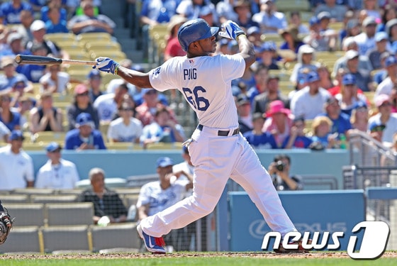 21일(한국시간) 벌어진 2014 메이저리그 LA 다저스와 애리조나 다이아몬드백스의 경기에서 1-0으로 앞선 6회말 타석에 들어선 야시엘 푸이그(다저스)가 3점홈런을 쏘아올리고 있다. © AFP=News1  