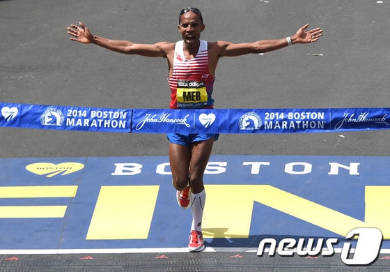 21일(현지시간) 열린 제 118회 보스턴 마라톤 대회에서 2시간 8분 37초로 우승한 멥 케플레지기(39·미국)가 결승점 통과를 앞두고 두 팔을 벌리며 기뻐하고 있다. © AFP=News1  